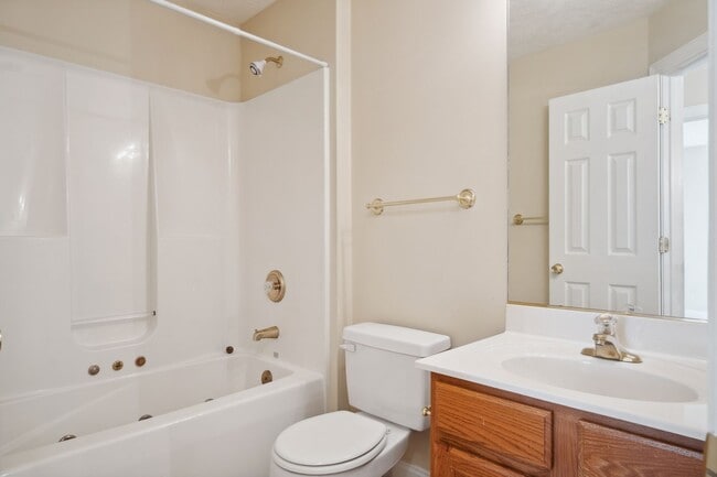 Building Photo - 3 bed/ 2 1/2 Bath.  Pet Friendly. Off Stre...