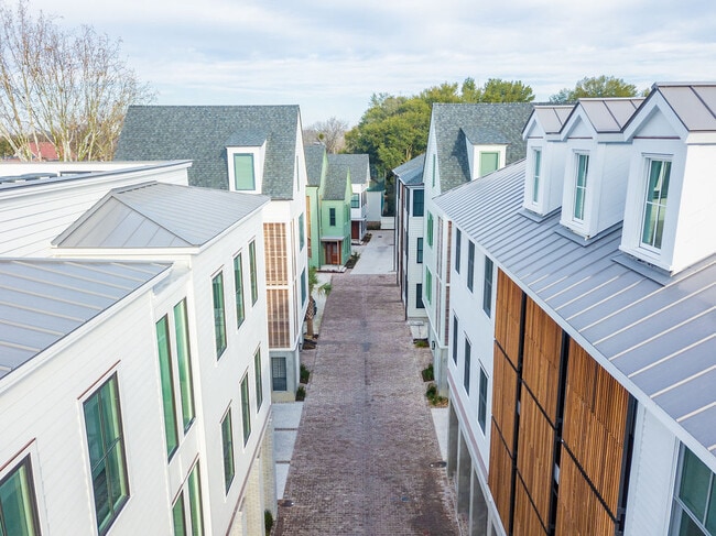 Building Photo - 7 Sanctuary Ct