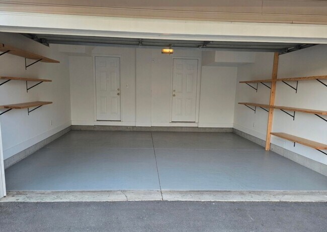 Building Photo - 3 Bed Updated Condo