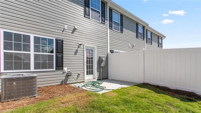 Building Photo - Brand new 3BR 2.5BA Townhome in Kernersville!