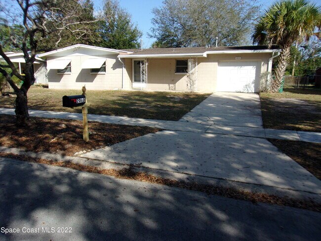 Primary Photo - 2010 Ivy Dr