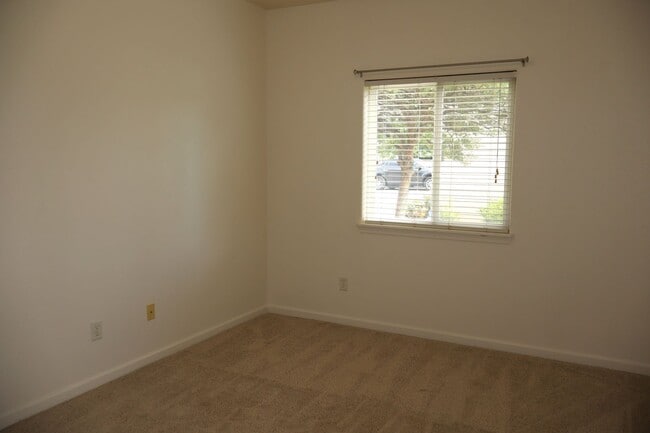 Building Photo - Enjoy Windsor Living: Bright Condo Near Tr...