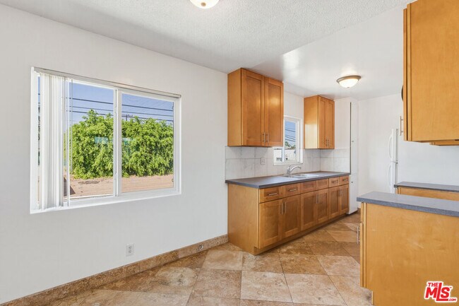 Building Photo - 5117 Crenshaw Blvd