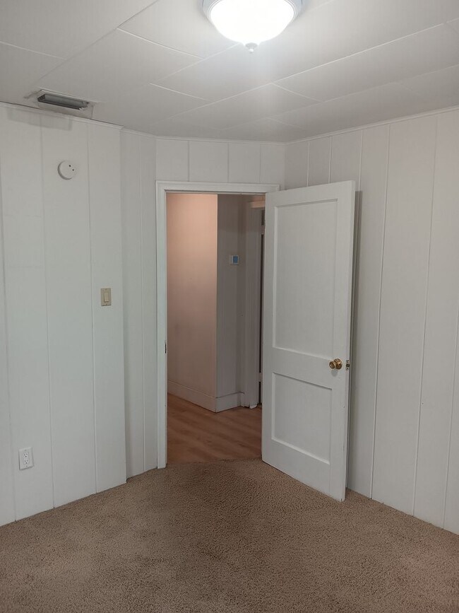 Building Photo - Annual 2 Bedroom + Den / 2 Bath Home – Sar...