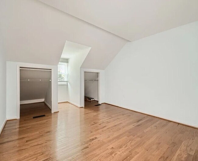 Building Photo - 827 S Charles St