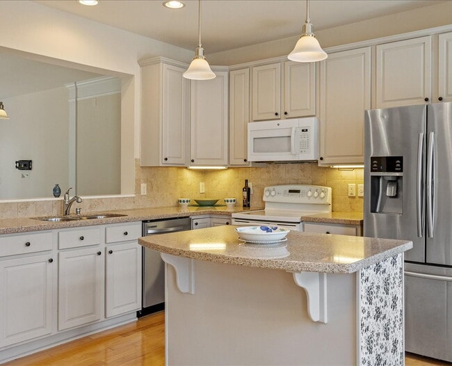 Building Photo - Gorgeous Townhome in Great Raleigh Location!