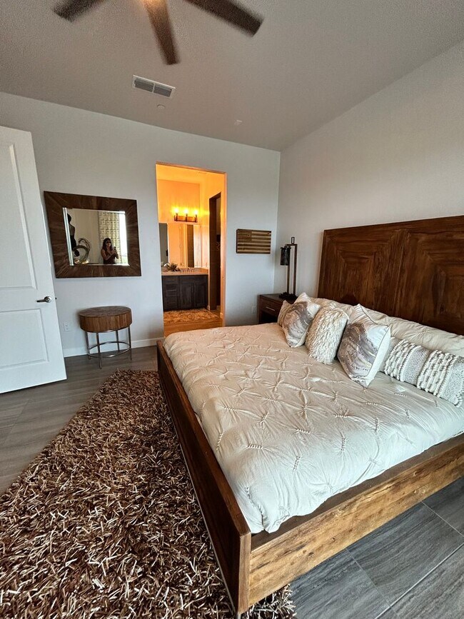 Building Photo - Beautiful Furnished Pool Home!