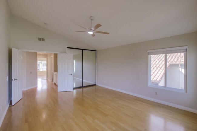 Building Photo - *$250 MOVE-IN DISCOUNT* Light and Bright B...