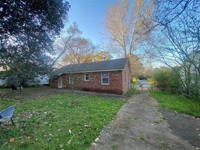 Building Photo - 2076 Midway St