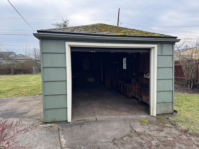 Building Photo - Updated 2 bedroom 1 bathroom house in Springfield!