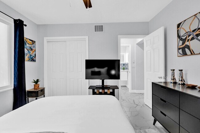 Master Bedroom - 2440 SW 19th Ave