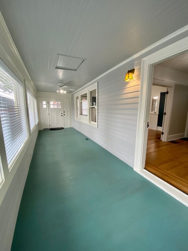 Building Photo - Beautiful Craftsman on Broadway with Live-...