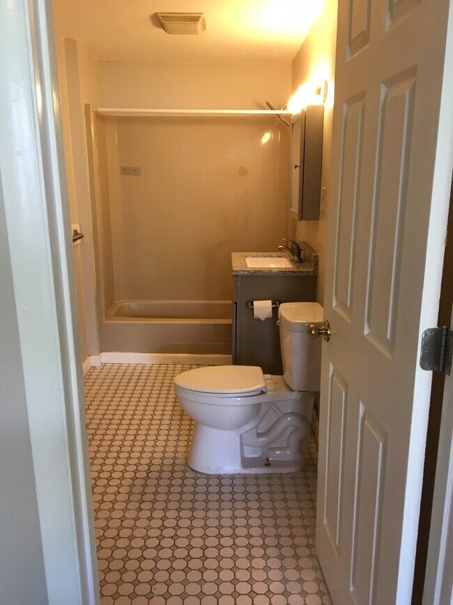 Bath - 1406 Butternut St