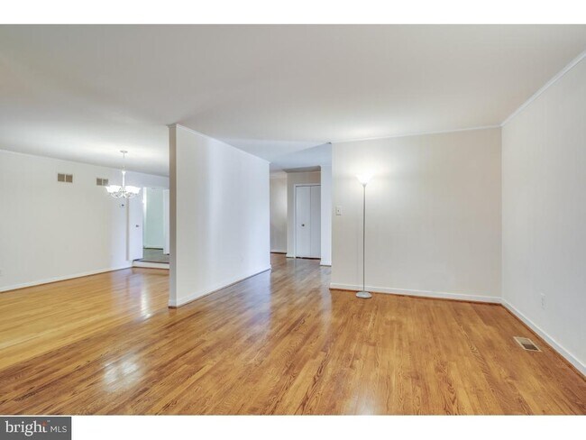 Building Photo - 7220 Vistas Ln