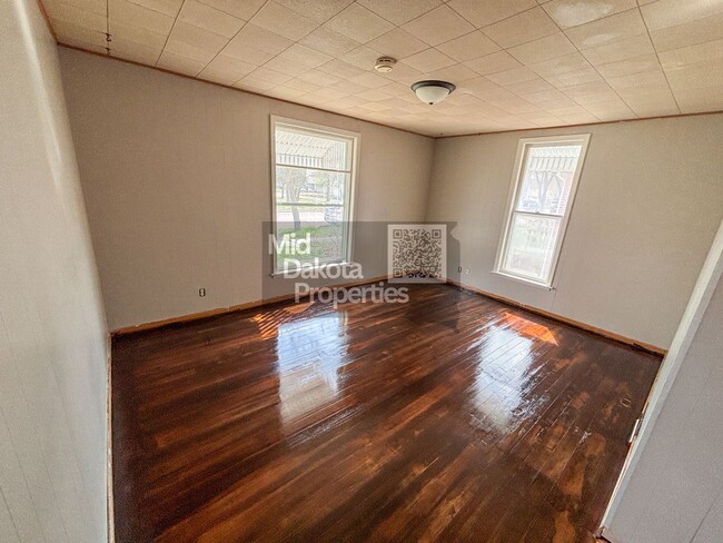 Building Photo - 502 E 3rd-6 bedroom, 2 bathroom house
