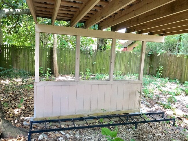 Building Photo - Totally updated 3br/2ba cottage by LSU with all new appl, 2nd house from River Road