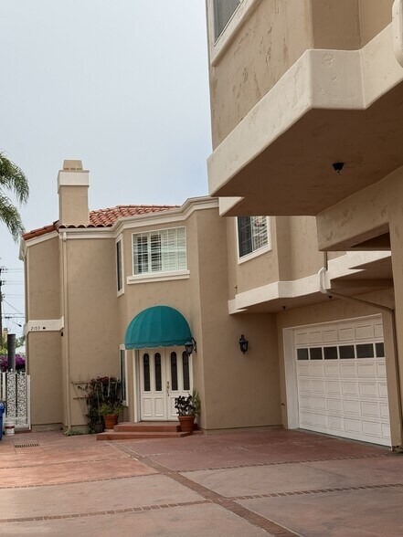 Building Photo - 2103 Gates Ave