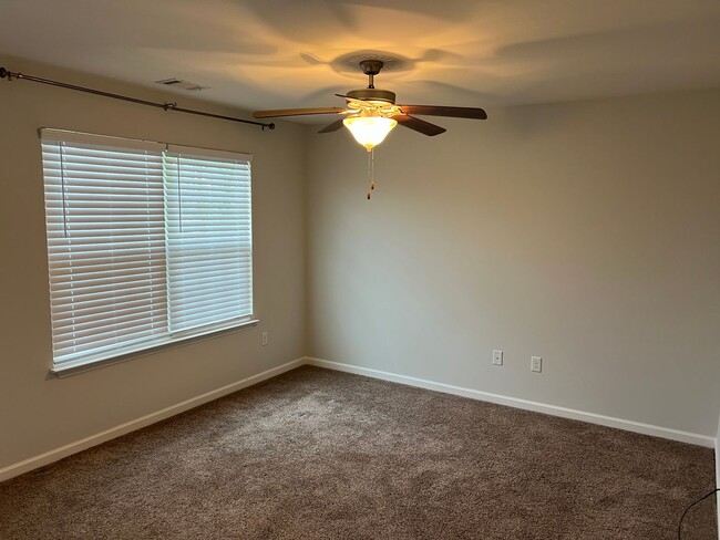 Building Photo - 3/2 Condo in Gated Community near Downtown...