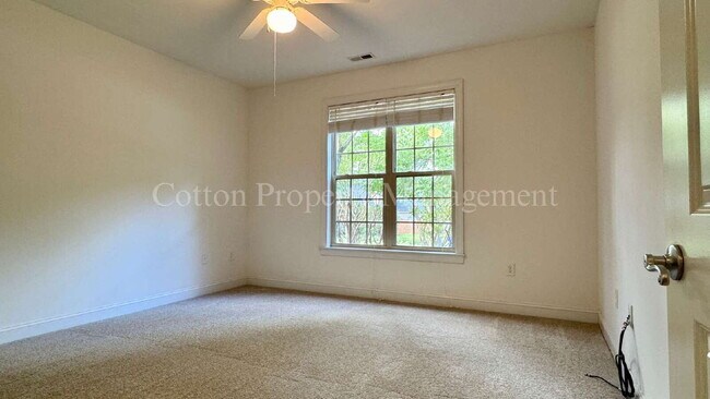 Building Photo - 8854 Plantation Landing Dr
