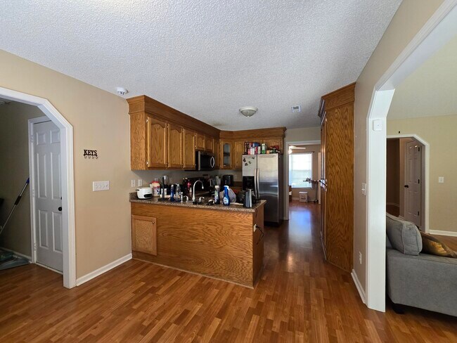 Building Photo - 3275 Oleander Dr