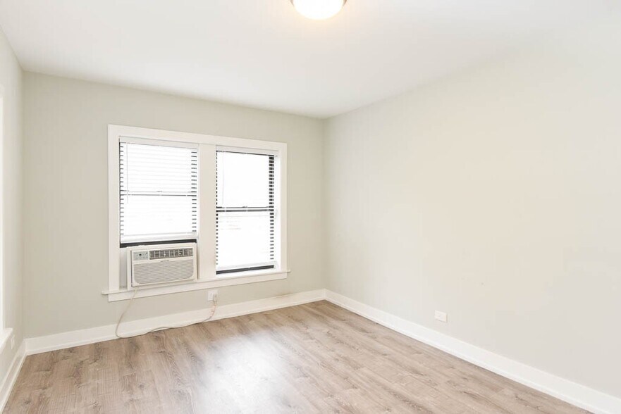 Building Photo - 725 W Brompton Ave