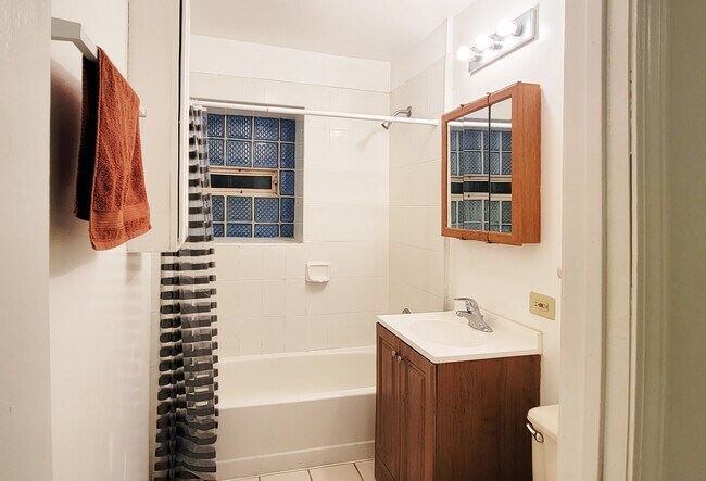 Building Photo - 2241 W Taylor St