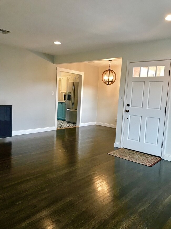 Building Photo - Lovley 3 bedroom 1 bath House, Fantastic views! Front and backyard