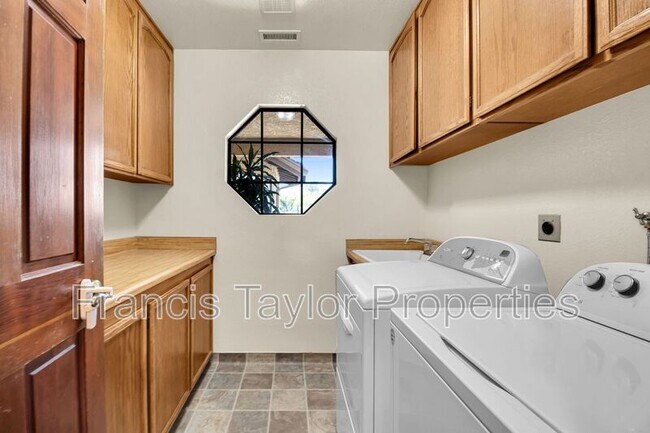 Building Photo - 749 Flagstone Ct