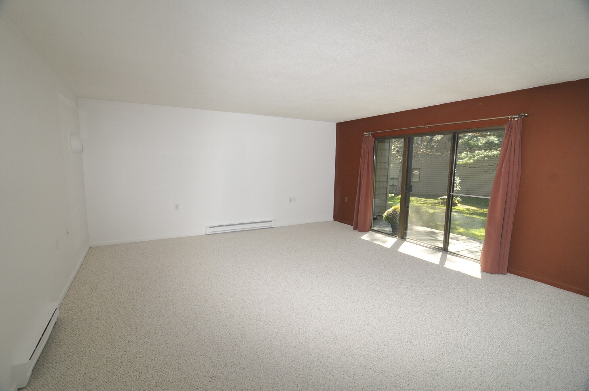 Building Photo - 15 Hawthorne Cir