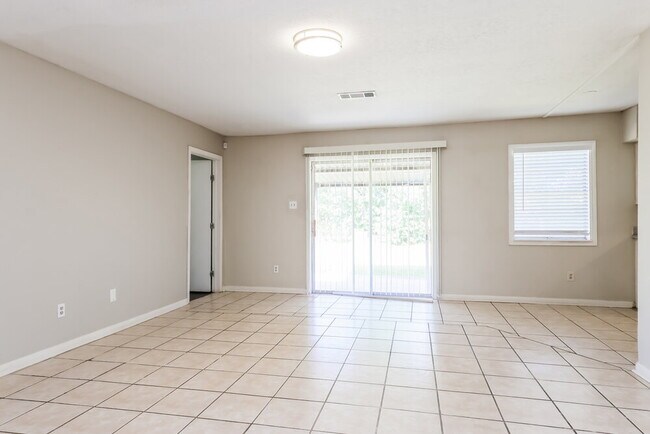 Building Photo - 807 Sulphur St