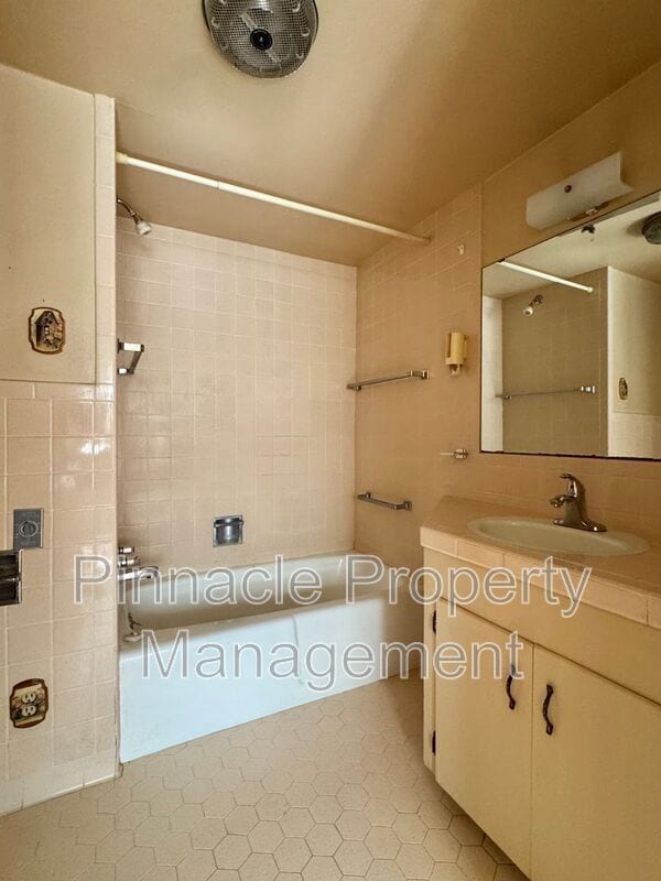 Building Photo - 2528 W Avenue N