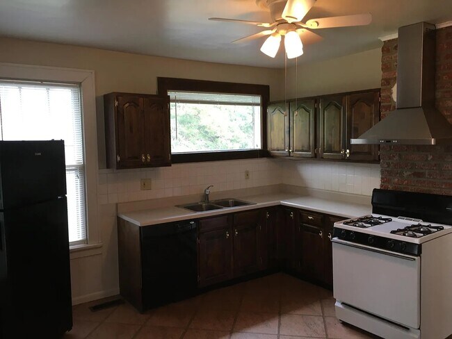 Building Photo - 8823 Powell Ave