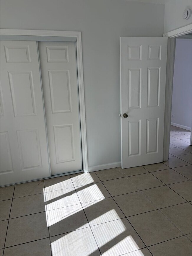 Interior Photo - 1841-1845 Chestnut Avenue