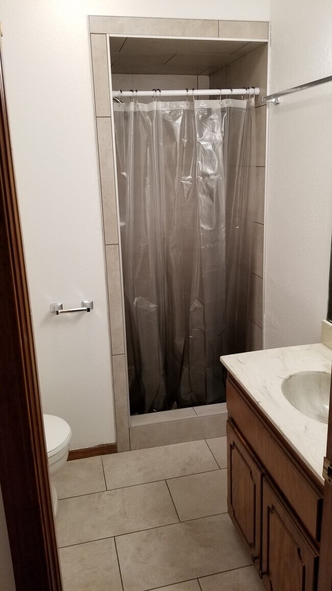 Master bathroom - 910 Acacia Circle