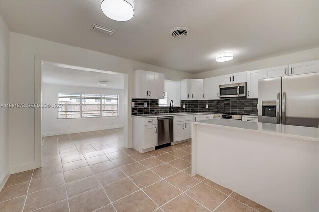 Building Photo - 1601 SW 32nd Pl