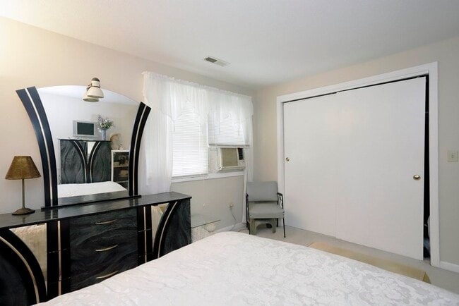 Building Photo - 1261 Church St