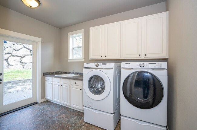 Building Photo - 1749 Skyline Ridge Ln SW