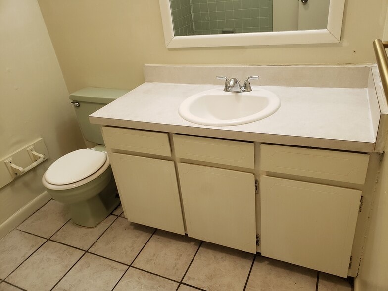 Main bath - 931 McFarlan Ave