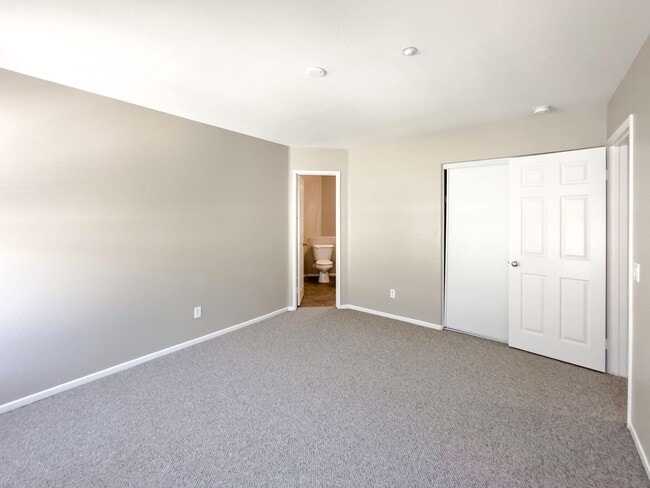 Building Photo - Townhome For Rent In Murrieta with TWO Pri...