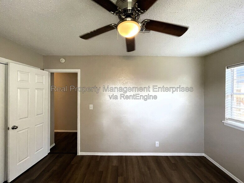 Building Photo - 609 S Meadow Ln