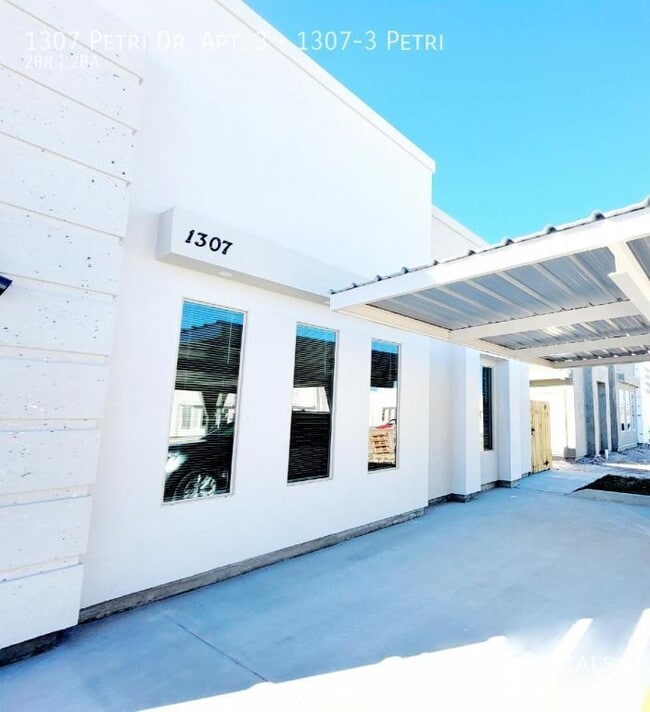 Building Photo - 1307 Petri Dr