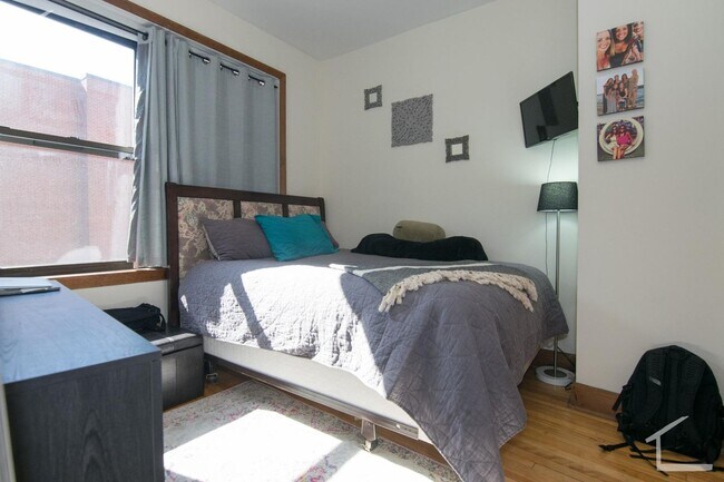 Building Photo - 9/1 No Fee! Quiet rear-facing 2BR in elevator building on Comm Ave!
