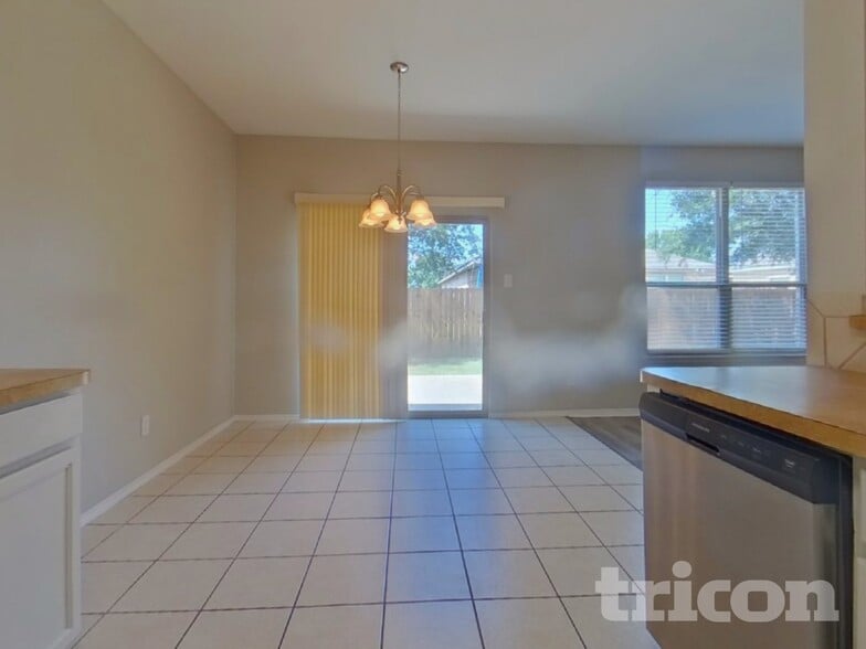 Building Photo - 3005 Glenrose Dr
