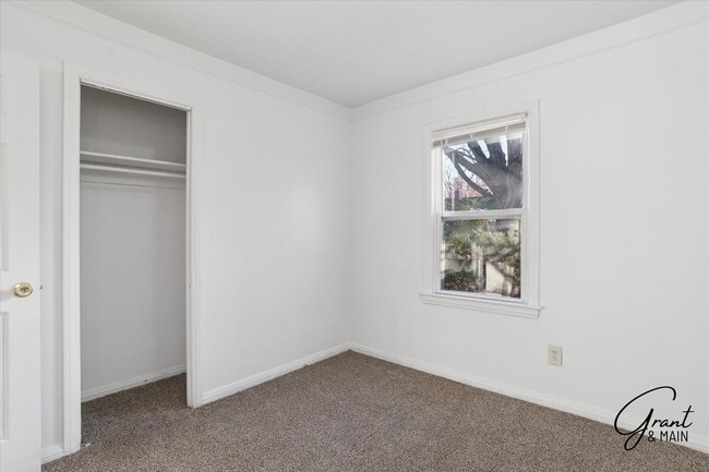 Building Photo - $1,100/month - 2 Bed 1 Bath