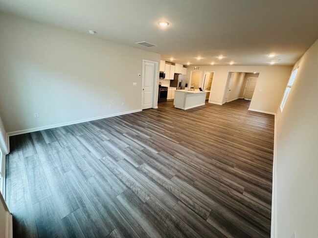 Building Photo - Move In Ready 5BR/2.5BA Home located near UNCC!