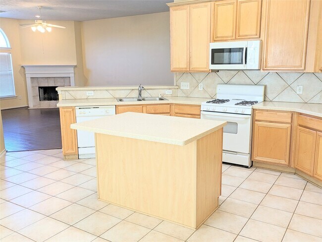 Building Photo - 2410 Ligustrum Flower Dr