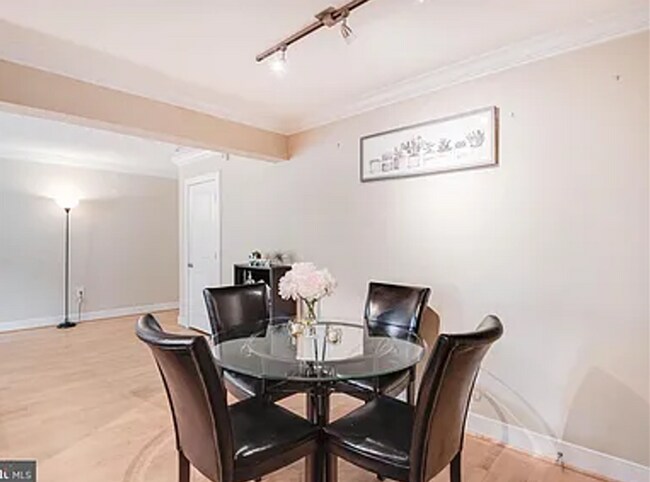 Building Photo - Amazing 2 bedroom/ 1 Bathroom unit with plenty natural light