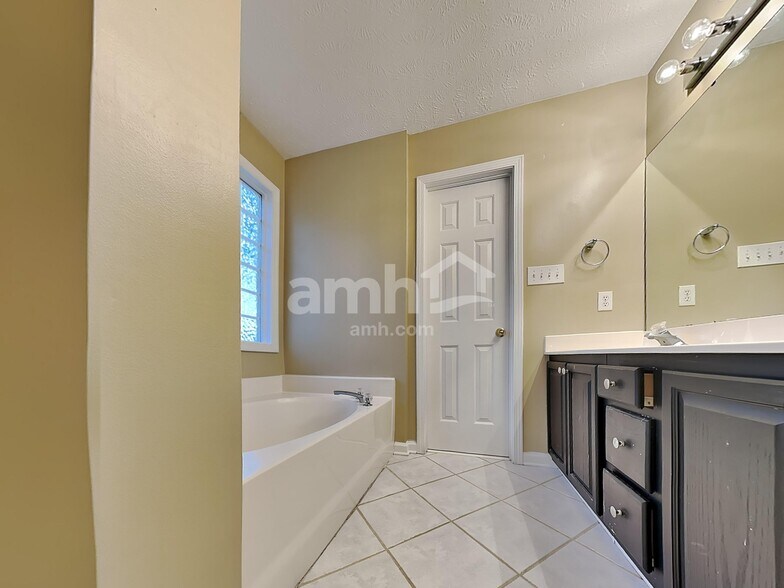 Building Photo - 112 Pine Orchard Ct