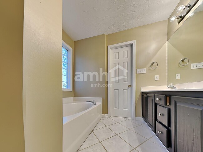 Building Photo - 112 Pine Orchard Ct