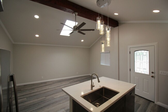 Building Photo - Modern stand alone 2 bedroom home, back gate close - No Pets!